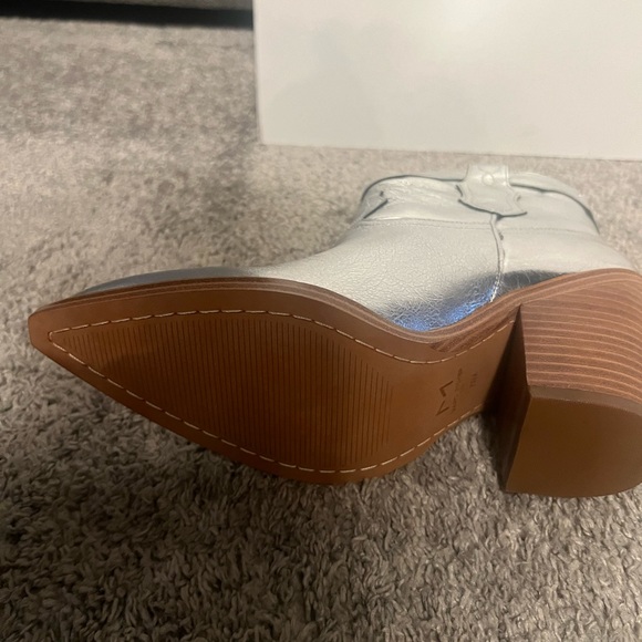 NWOT MARC FISHER BOOTIES CHROME SILVER 7.5 - Picture 4 of 5